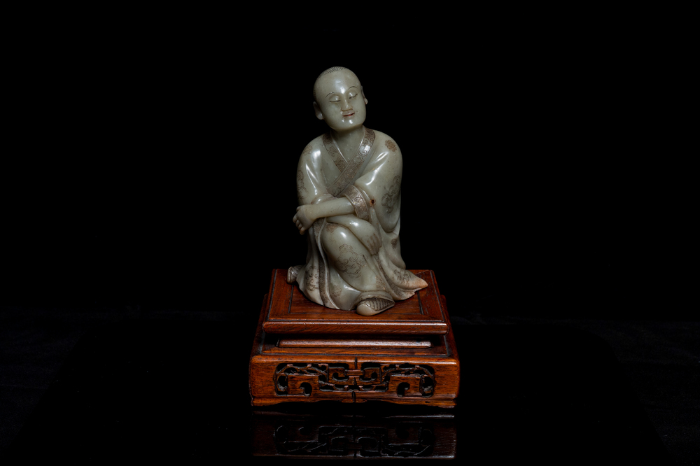Een Chinese Shoushan zeepstenen figuur van een zittende man, 18/19e eeuw