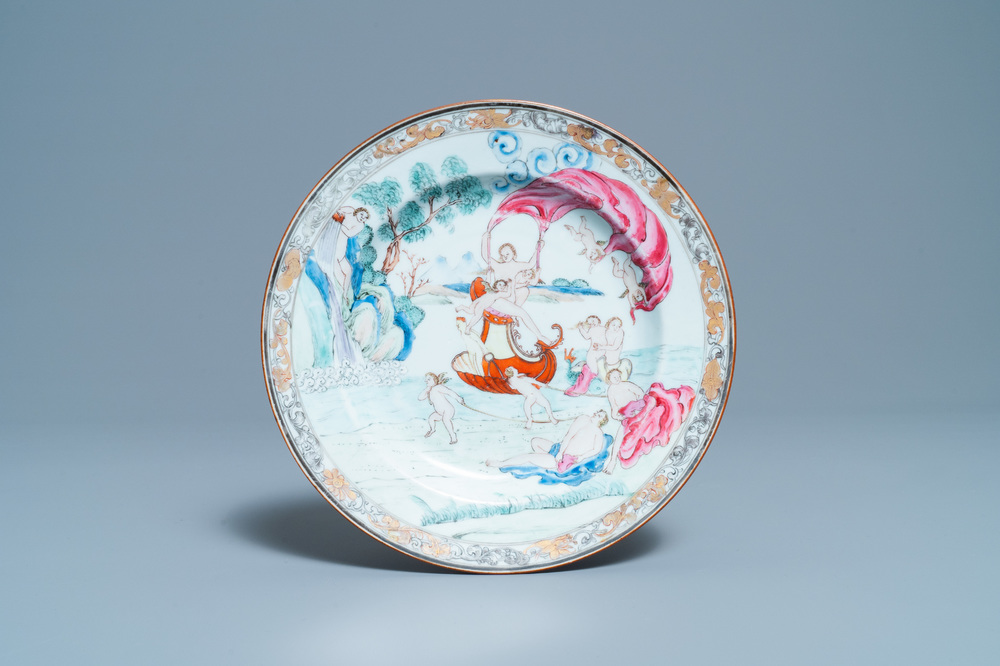 Une assiette en porcelaine de Chine famille rose &agrave; d&eacute;cor de l'eau, un des quatre &eacute;l&eacute;ments, Qianlong