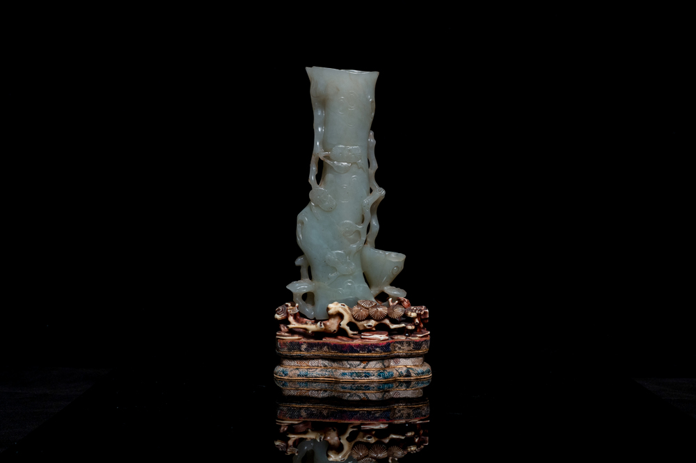 Een Chinese jade vaas op opengewerkte sokkel, Qing