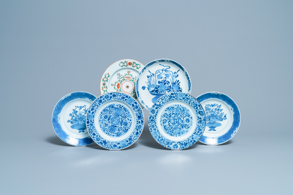 Vijf Chinese blauw-witte borden en &eacute;&eacute;n in famille verte, Kangxi