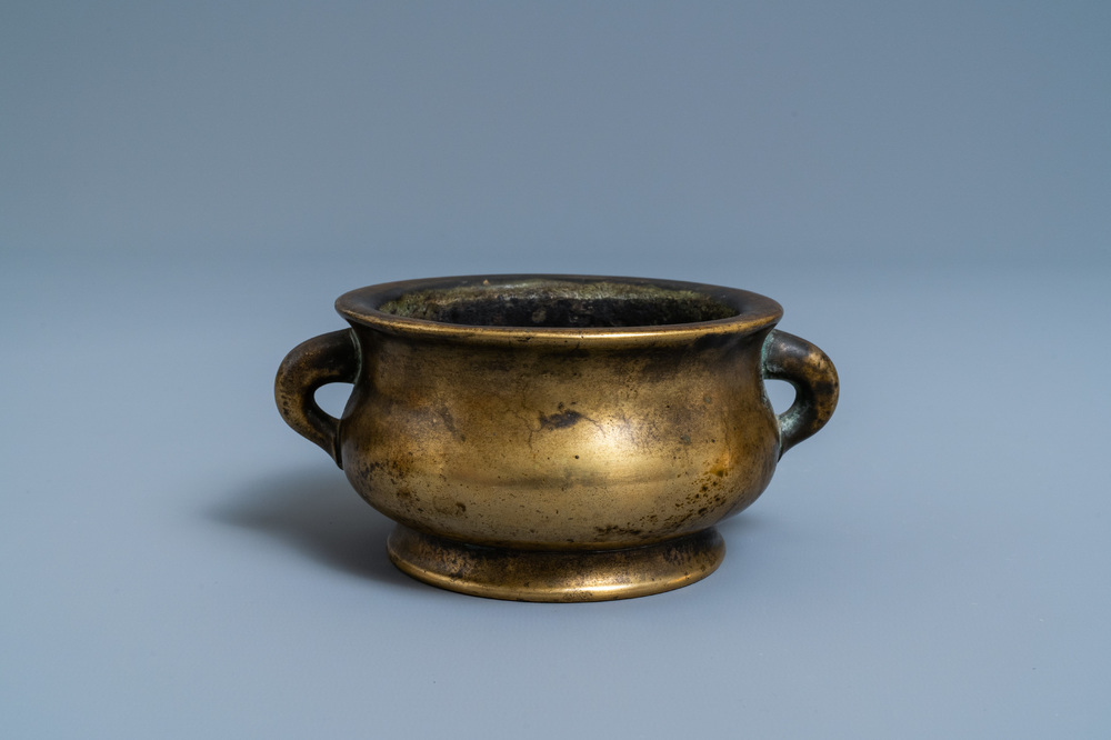 Een Chinese bronzen wierookbrander, Xuande merk, Qing