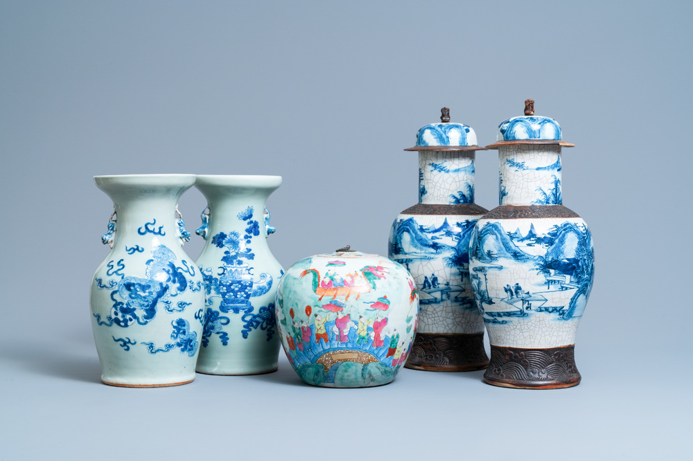 Vijf Chinese blauw-witte en famille rose vazen, 19e eeuw