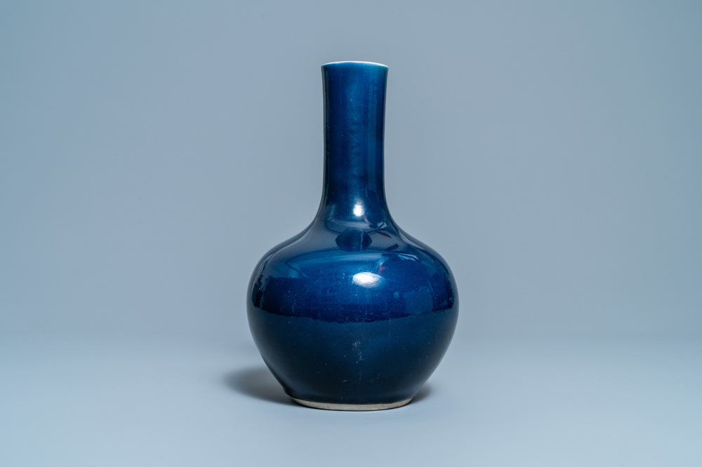 Een Chinese flesvormige monochrome 'sacrificial blue' vaas, Qianlong merk en periode