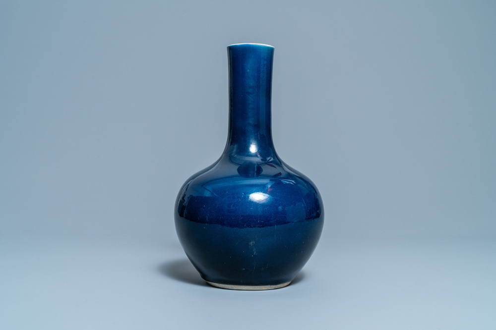 Un vase de forme bouteille en porcelaine de Chine bleu monochrome, marque et &eacute;poque de Qianlong