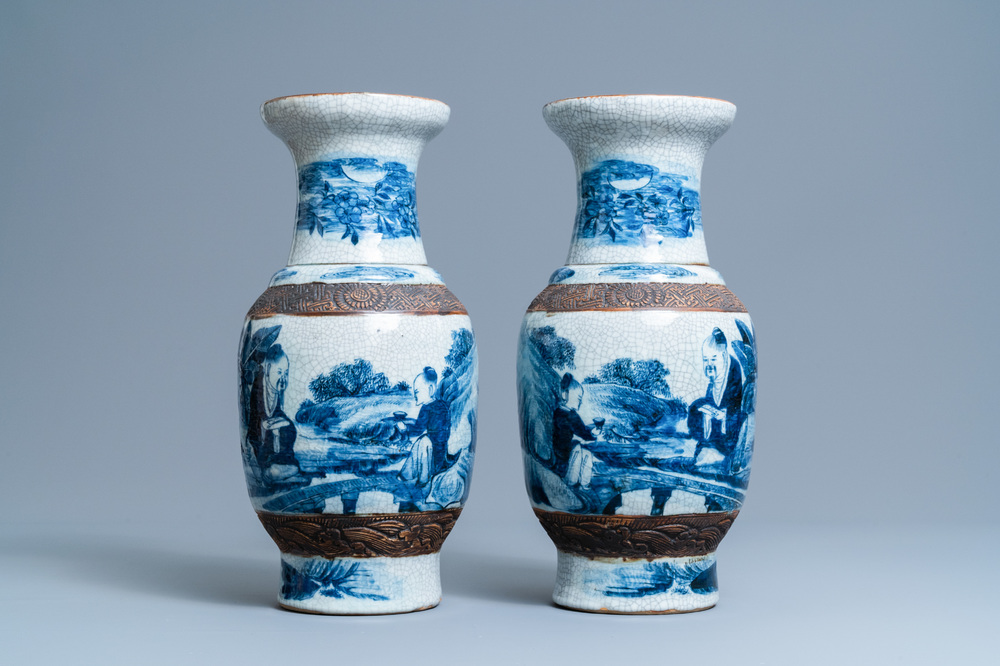 Een paar Chinese blauw-witte Nanking craquel&eacute; vazen, 19e eeuw