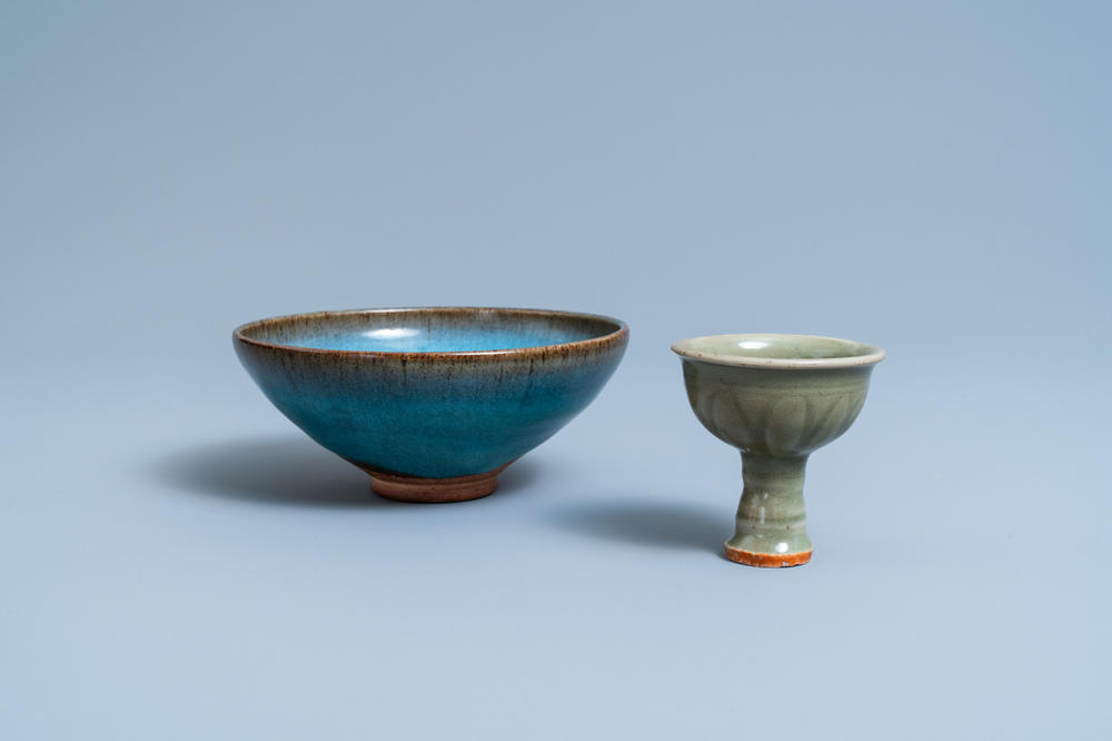 Een Chinese Longquan celadon stem cup en een Junyao kom, Ming en/of later