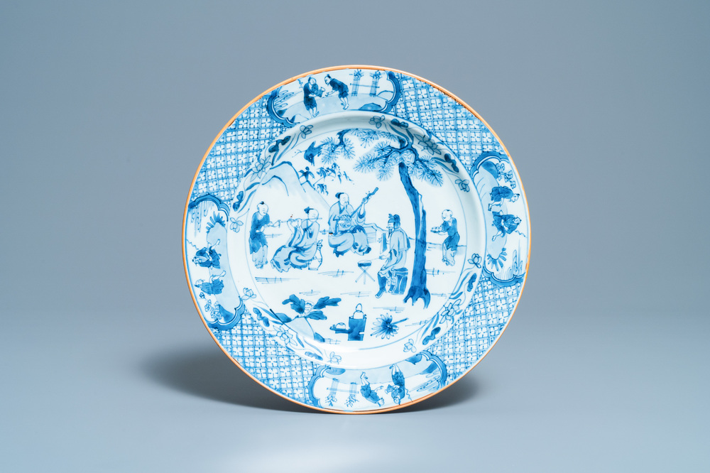 Un plat en porcelaine de Chine en bleu et blanc &agrave; d&eacute;cor de musiciens, Kangxi