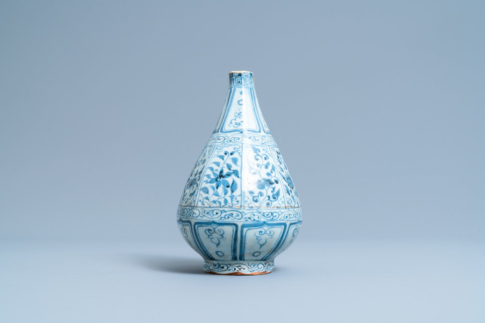 Een Chinese flesvormige blauw-witte octagonale vaas met floraal decor, Hongwu