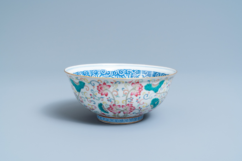 Un bol en porcelaine de Chine famille rose, marque de Yongzheng, 19/20&egrave;me