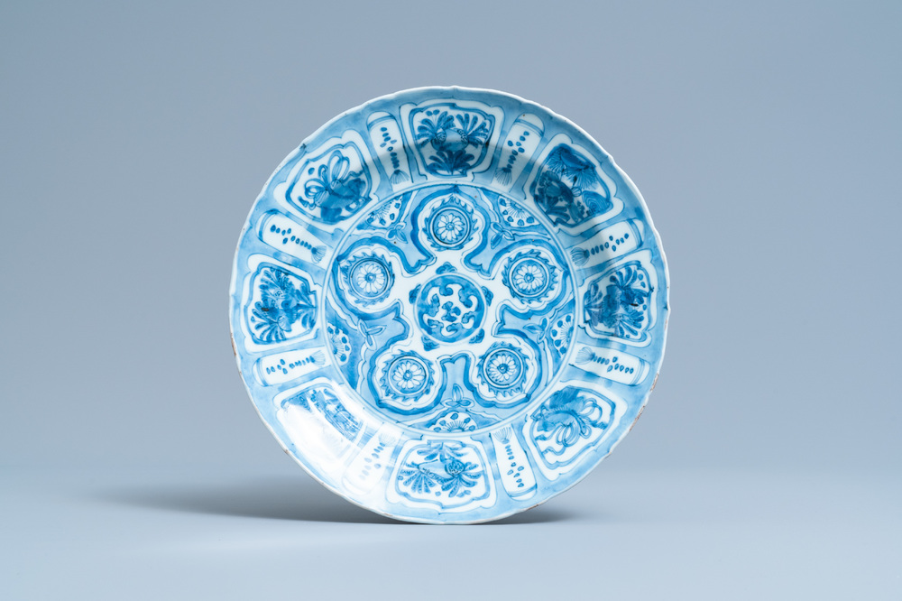 Een Chinese blauw-witte kraakporseleinen schotel, Wanli