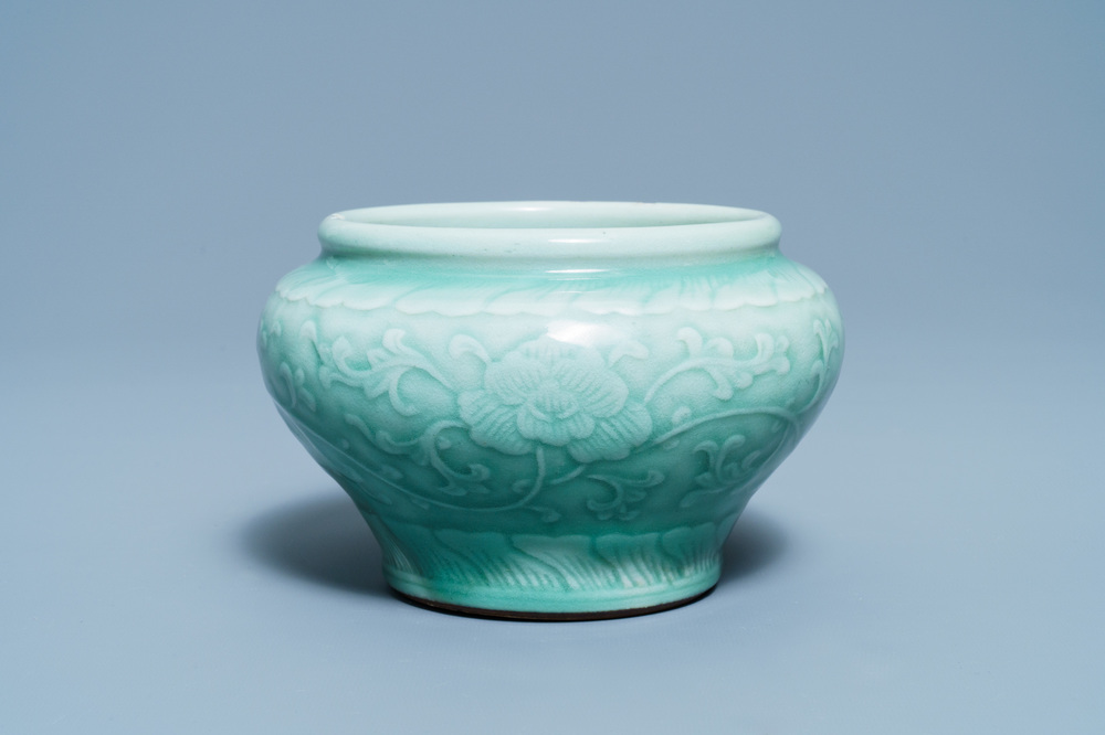 Een Chinese celadon pot met floraal decor, Chenghua merk, Qianlong