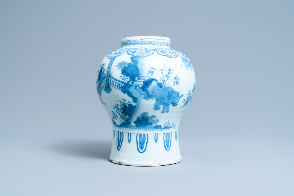 Een blauw-witte Delftse chinoiserie vaas met een olifant, eind 17e eeuw