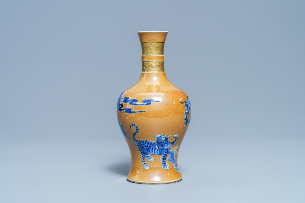 Een Chinese blauw-witte 'tijger en draak' vaas met zeemleer fondkleur, Kangxi