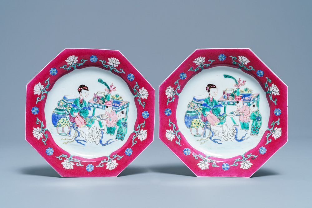 Een paar Chinese octagonale famille rose borden met robijnrode rand, Yongzheng