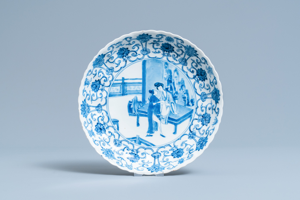 Een Chinees blauw-wit bord met erotisch decor, Chenghua merk, Kangxi