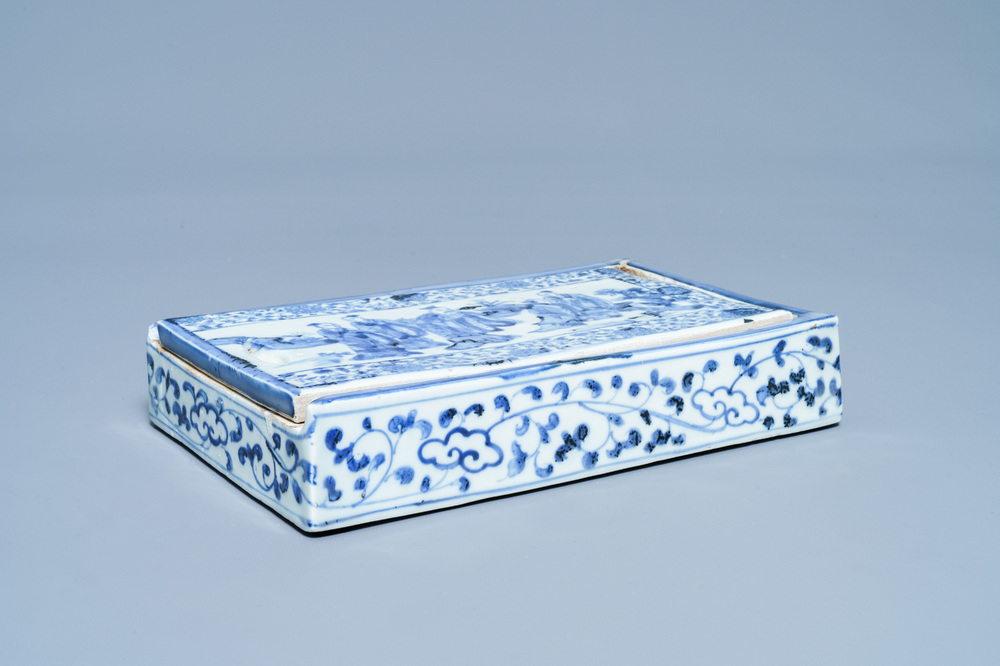 Une bo&icirc;te couverte de forme rectangulaire en porcelaine Shoki-Imari en bleu et blanc, Japon, Edo