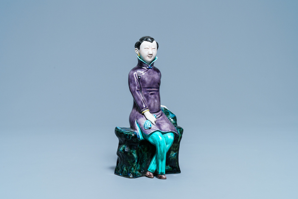 Een Chinese polychrome porseleinen figuur van een zittende dame, 19/20e eeuw
