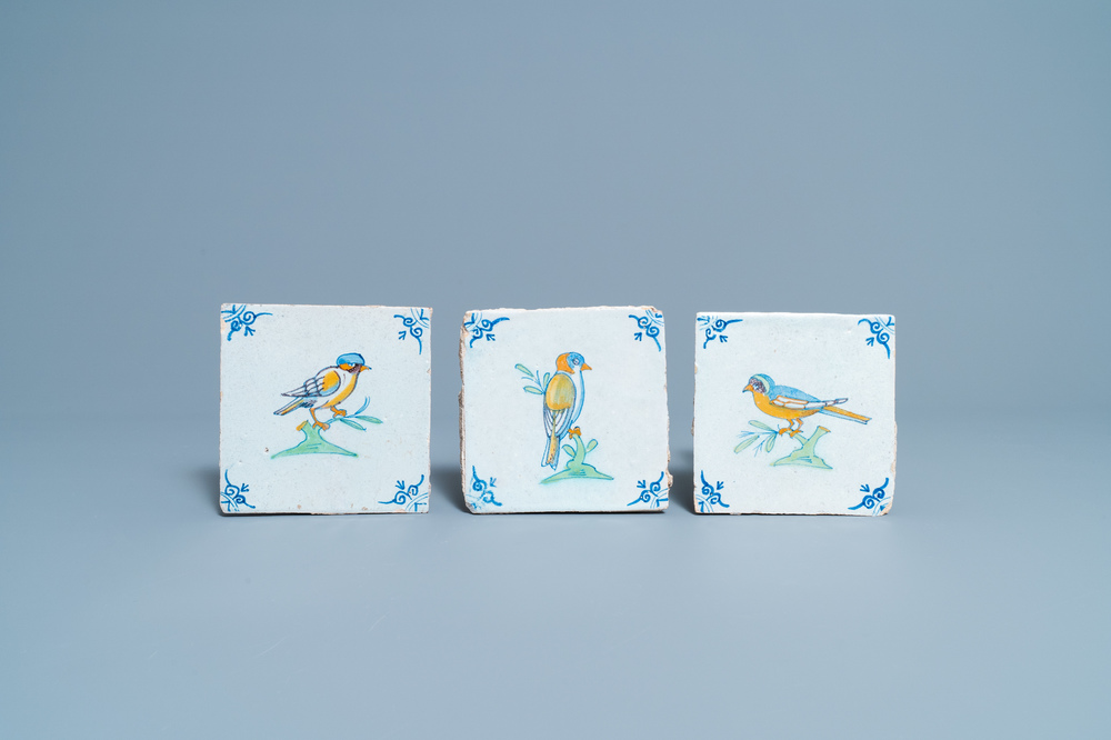 Trois carreaux en fa&iuml;ence de Delft polychrome &agrave; d&eacute;cor d'oiseaux, 17&egrave;me
