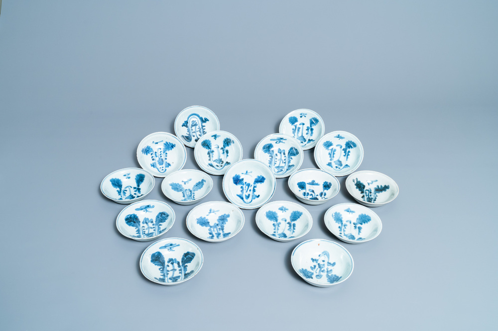 Dix-sept bols en porcelaine de Chine en bleu et blanc &agrave; d&eacute;cor de choux, &eacute;poque Transition