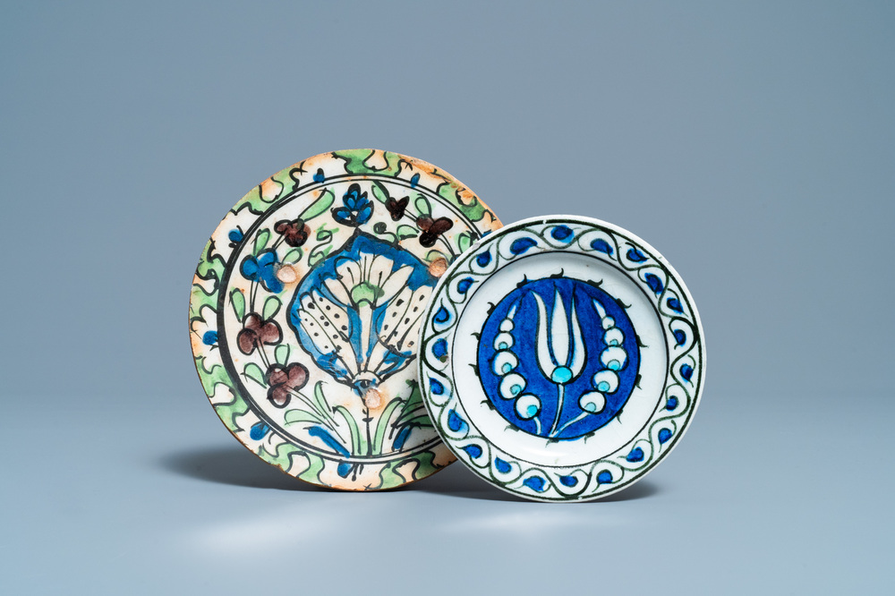 Een Iznik schotel met een tulp en een fragment van een Damascus schotel, Turkije en Syri&euml;, 17e eeuw