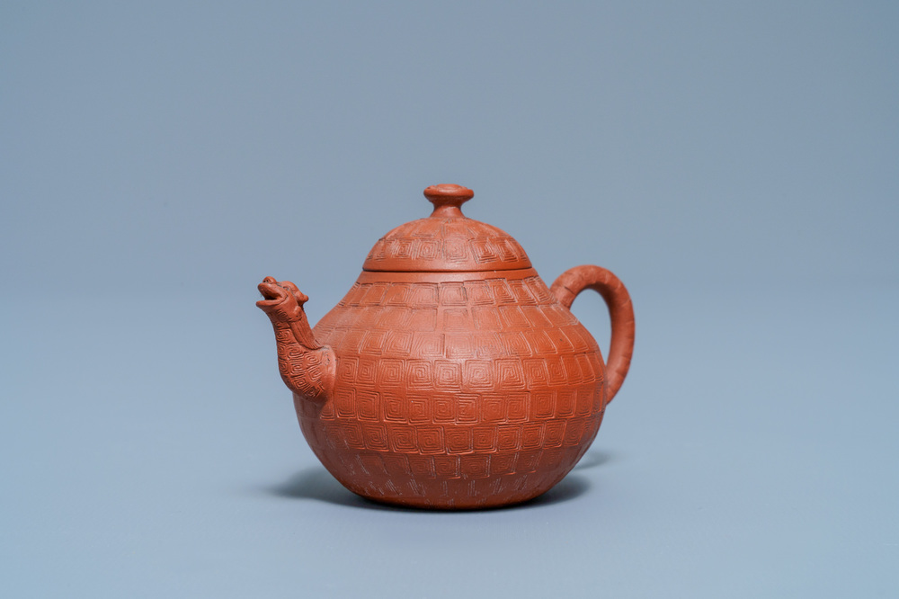 Een Chinese Yixing steengoed theepot met drakentuit, Kangxi