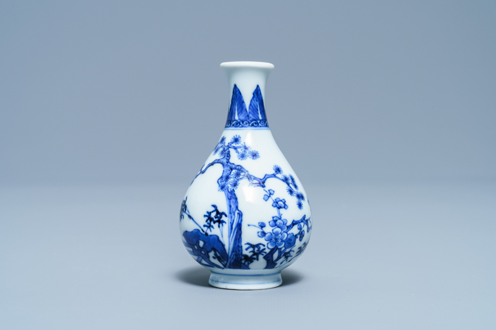 Un petit vase en porcelaine de Chine en bleu et blanc &agrave; d&eacute;cor des 'Trois amis de l'hiver', Qianlong