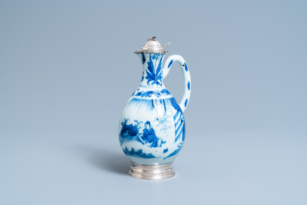 Une verseuse en porcelaine de Chine en bleu et blanc aux montures d'argent hollandais, &eacute;poque Transition