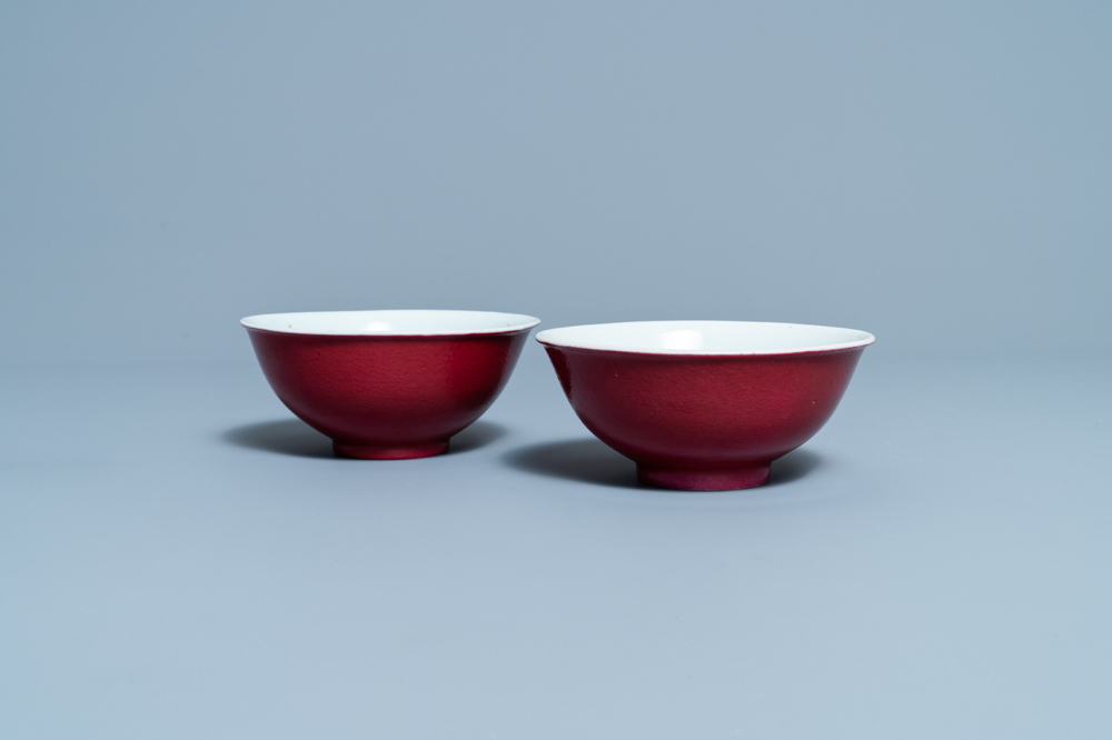 Une paire de bols en porcelaine de Chine rouge de rubis monochrome, marque et &eacute;poque de Jiaqing