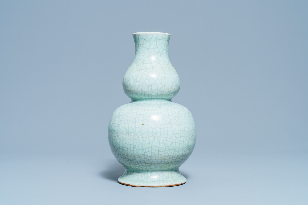 Un vase de forme double gourde en porcelaine de Chine c&eacute;ladon monochrome &agrave; fond craquel&eacute;, 18/19&egrave;me