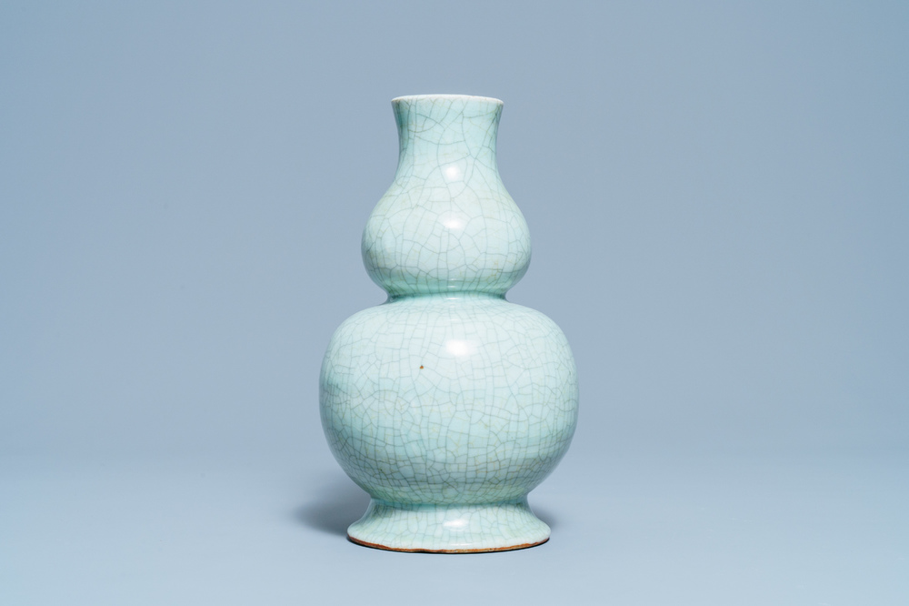 Een Chinese monochrome celadon en craquel&eacute; kalebasvaas, 18/19e eeuw