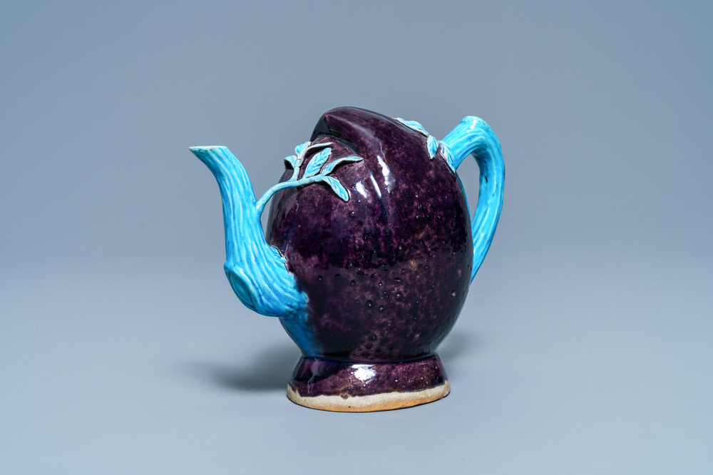 Une th&eacute;i&egrave;re 'cadogan' en forme de p&ecirc;che en porcelaine de Chine &eacute;maill&eacute;e aubergine et turquoise, 18/19&egrave;me