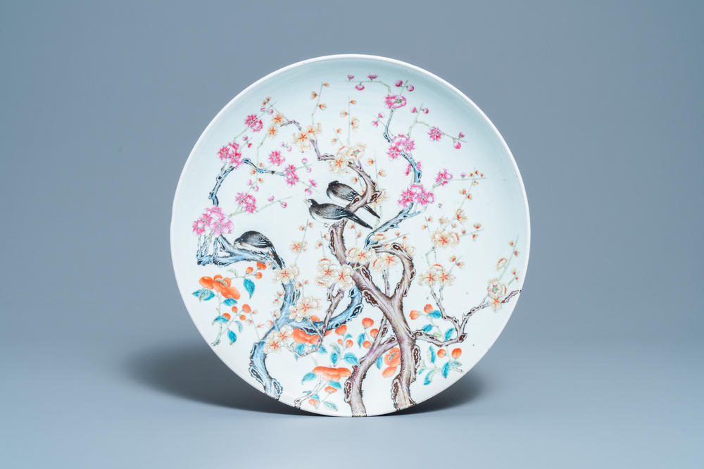 Un grand plat en porcelaine de Chine famille rose, marque de Qianlong, 19&egrave;me