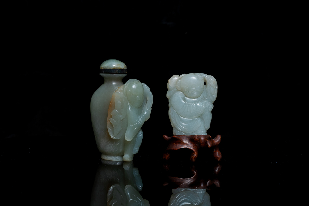 Une tabati&egrave;re et une figure d'un gar&ccedil;on en jade sculpt&eacute;, Chine, Qing