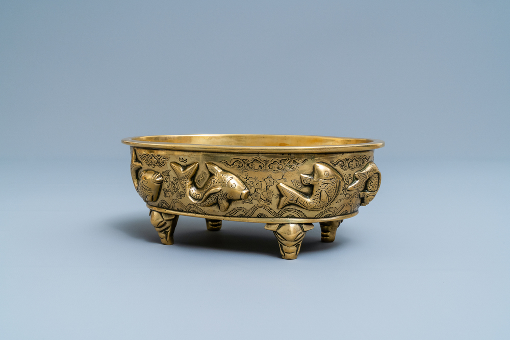 A Chinese oval bronze censer with fish, Xuande mark, 19th C.
