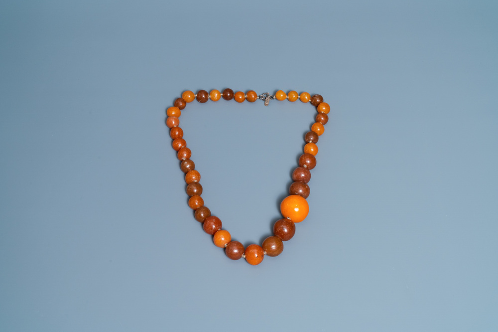 Un collier de perles en ambre, Chine, 19&egrave;me