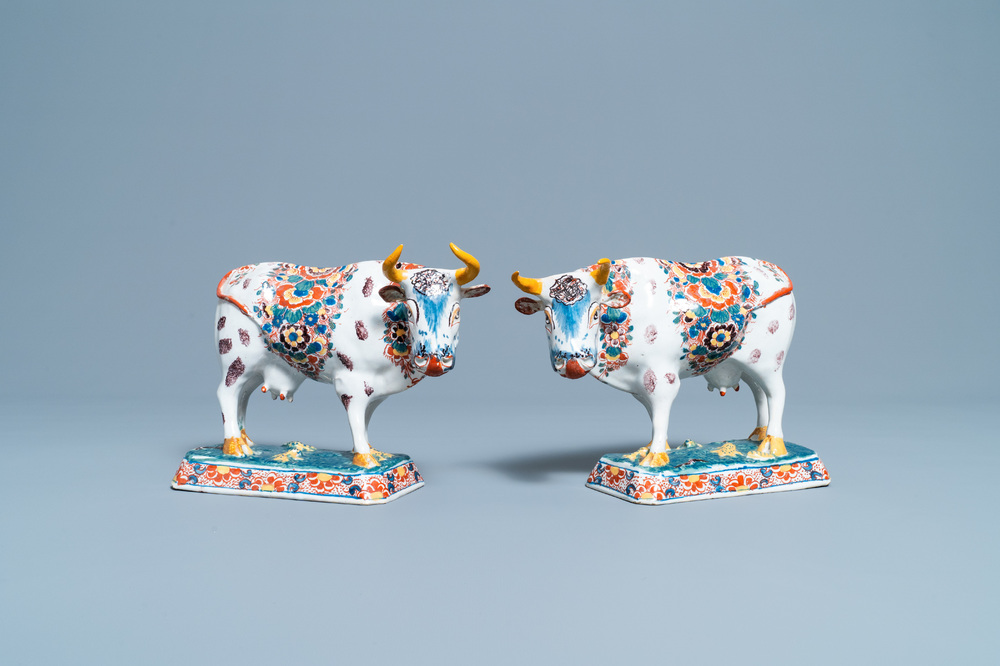 Une paire de mod&egrave;les de vaches en fa&iuml;ence de Delft polychrome, 18&egrave;me