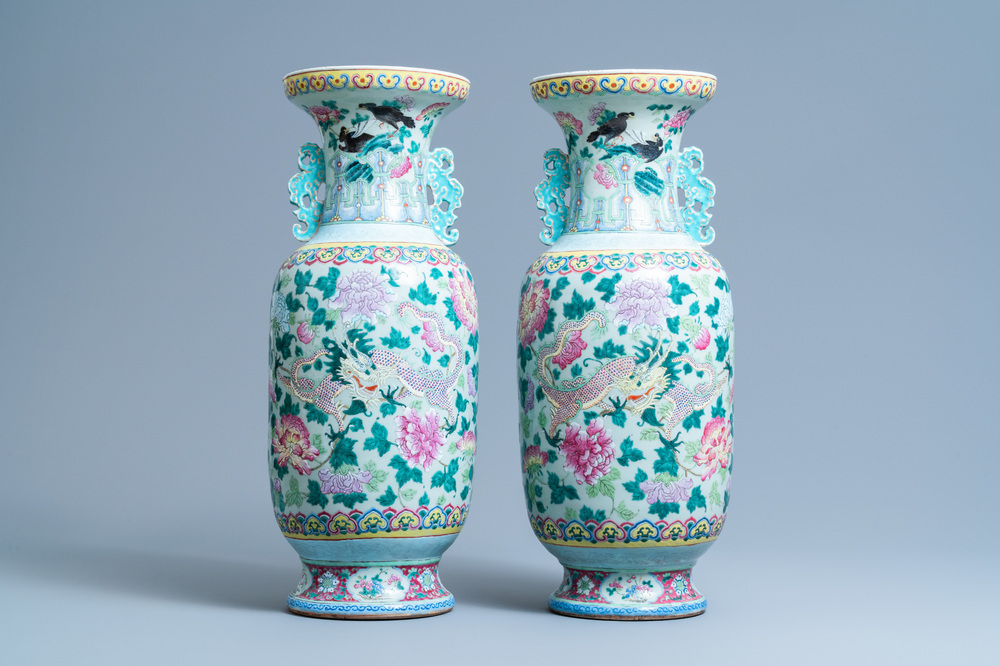 Une paire de vases en porcelaine de Chine famille rose &agrave; d&eacute;cor de dragons, 19&egrave;me
