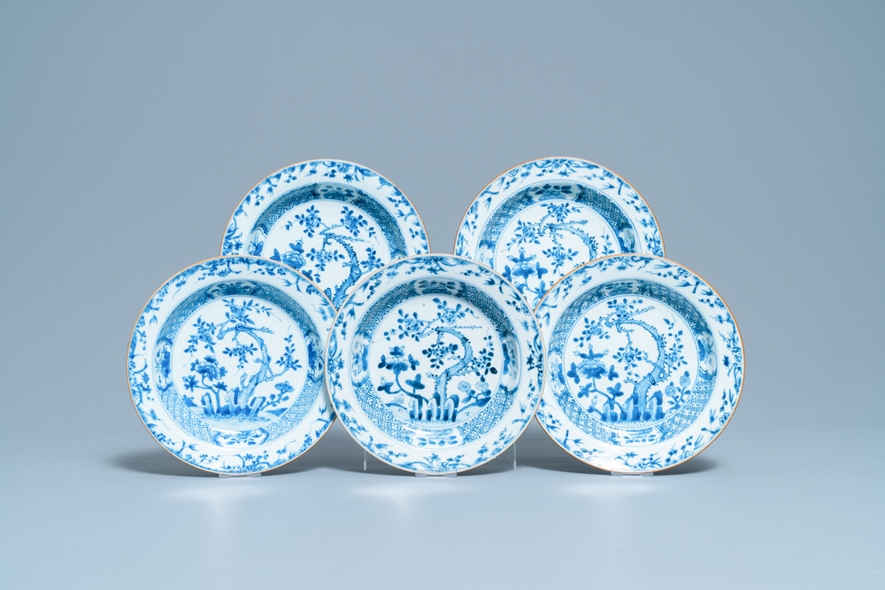 Vijf Chinese blauw-witte borden met floraal decor, Kangxi/Yongzheng