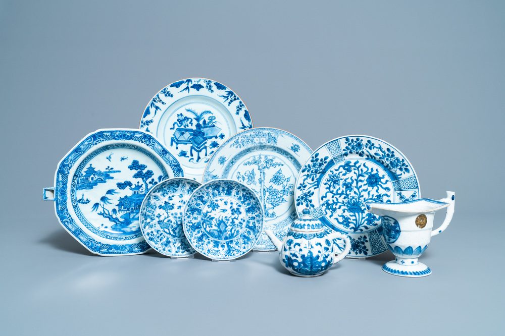 Six plats, une th&eacute;i&egrave;re et une aigui&egrave;re en porcelaine de Chine en bleu et blanc, Kangxi et apr&egrave;s