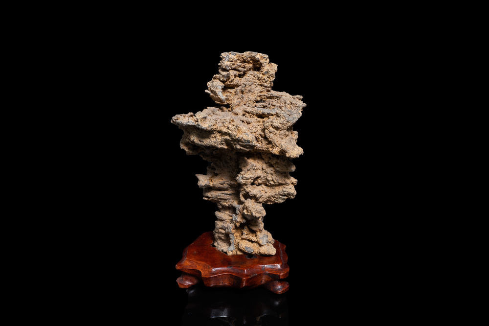 Een Chinese 'scholar's rock' op houten sokkel, wellicht Qing