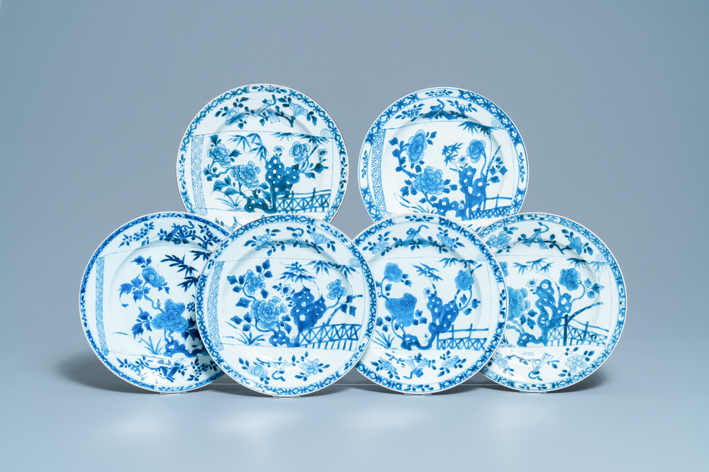 Six plats en porcelaine de Chine en bleu et blanc, Yongzheng/Qianlong
