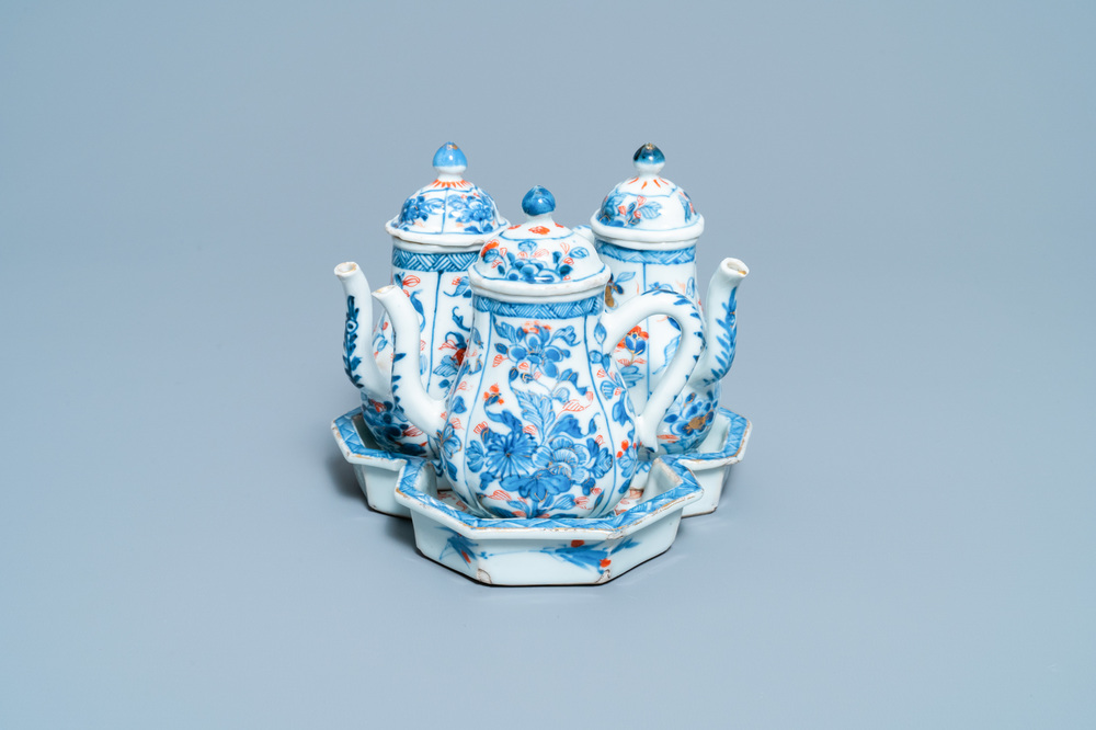 Trois verseuses couvertes sur pr&eacute;sentoir en porcelaine de Chine de style Imari, Kangxi