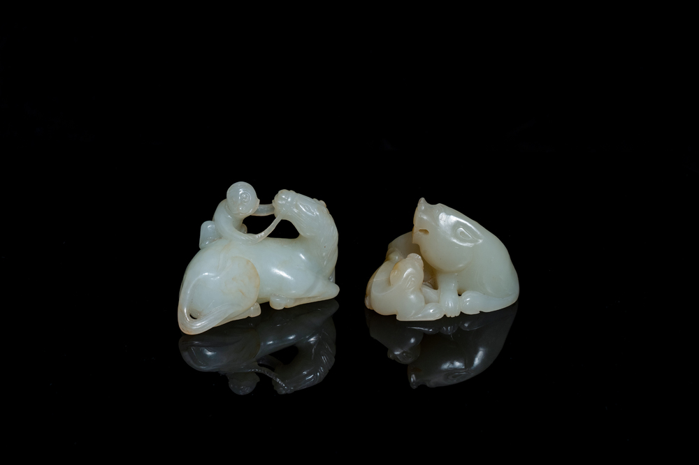 Deux groupes en jade sculpt&eacute; aux sujets animaliers, Qing