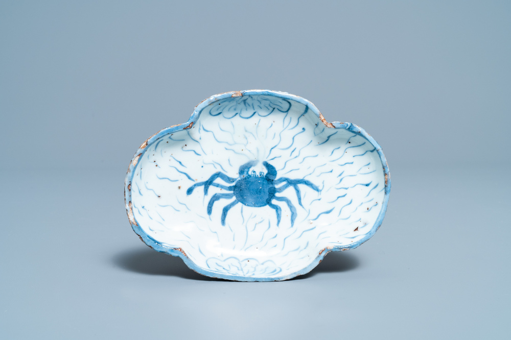 Une coupe tripode au crabe en porcelaine de Chine en bleu et blanc de type ko-sometsuke pour le march&eacute; japonais, Tianqi