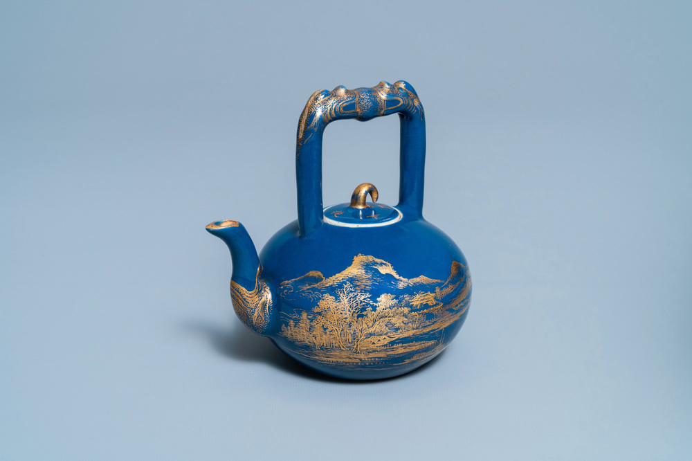 Une th&eacute;i&egrave;re en porcelaine de Chine &agrave; d&eacute;cor dor&eacute; sur fond bleu, marque et &eacute;poque de Qianlong