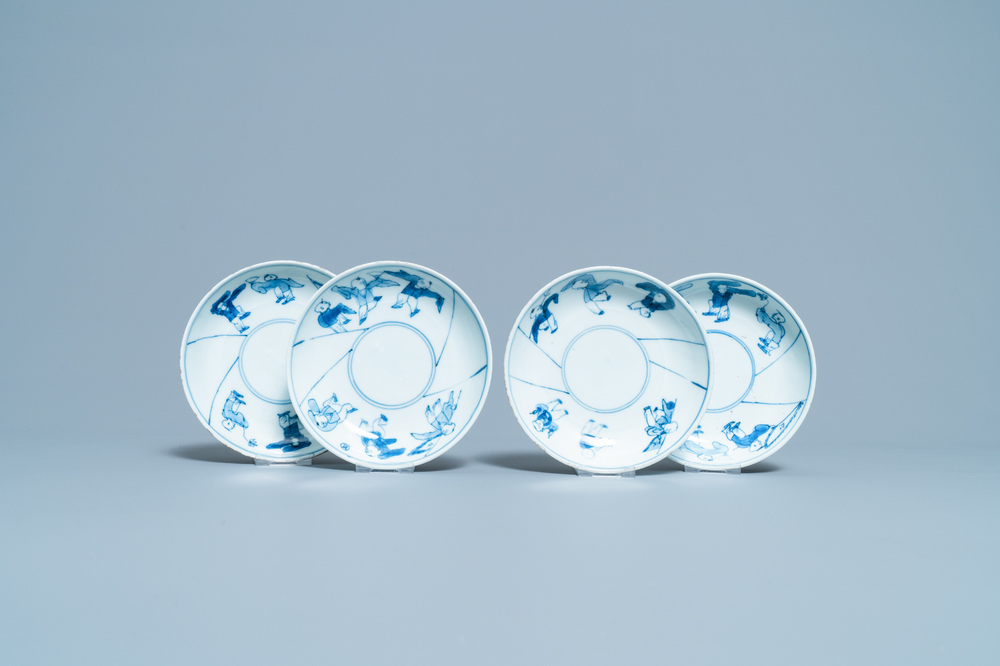 Vier Chinese blauw-witte ko-sometsuke bordjes met spelende jongens, Tianqi