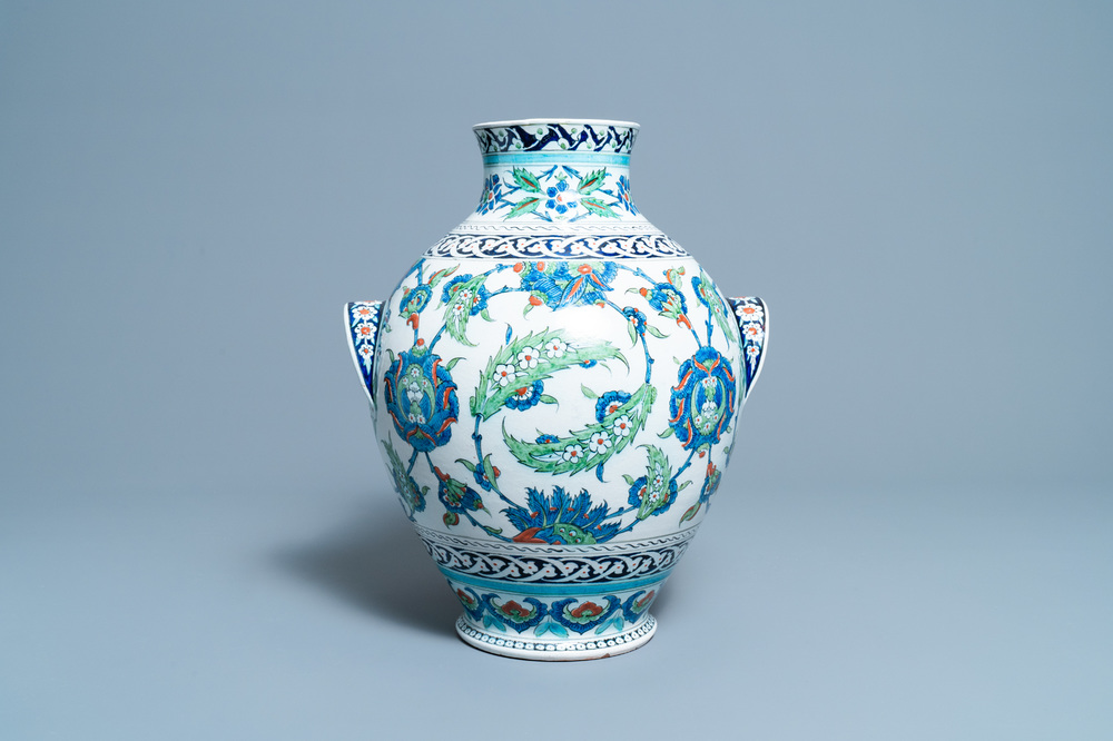 Un grand vase de style Iznik, Cantagalli, Italie, 19&egrave;me