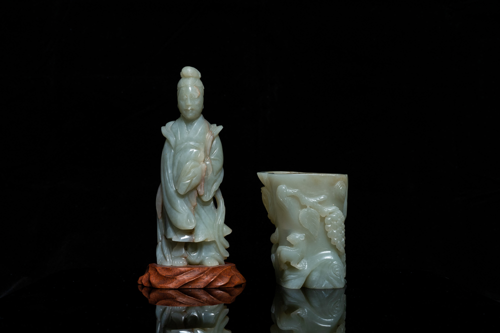 Een Chinese jade penselenbeker en een figuur van Guanyin, Qing