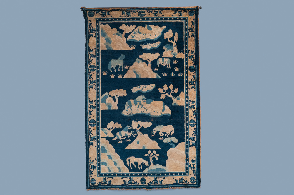 Een groot Chinees rechthoekig 'Acht paarden van Mu Wang' tapijt, 19e eeuw