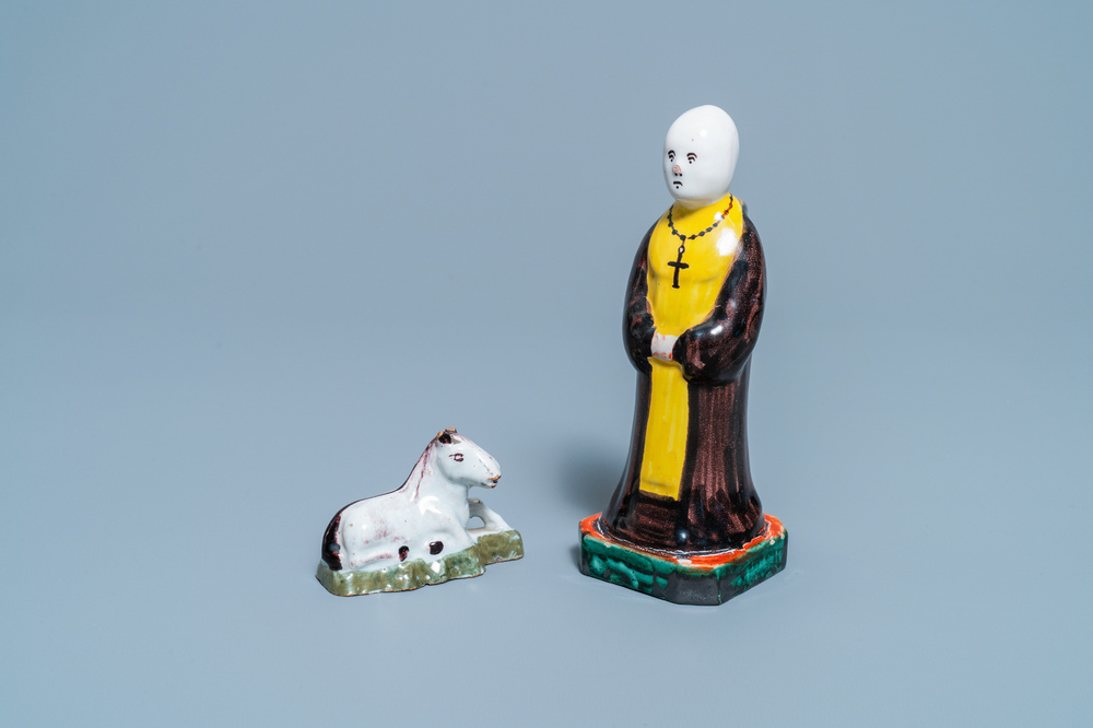 Een polychrome Delftse miniatuur van een paard en een figuur van een monnik, 18e eeuw